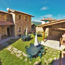 foto-jardin-con-barbacoa-viviendas-el-canton